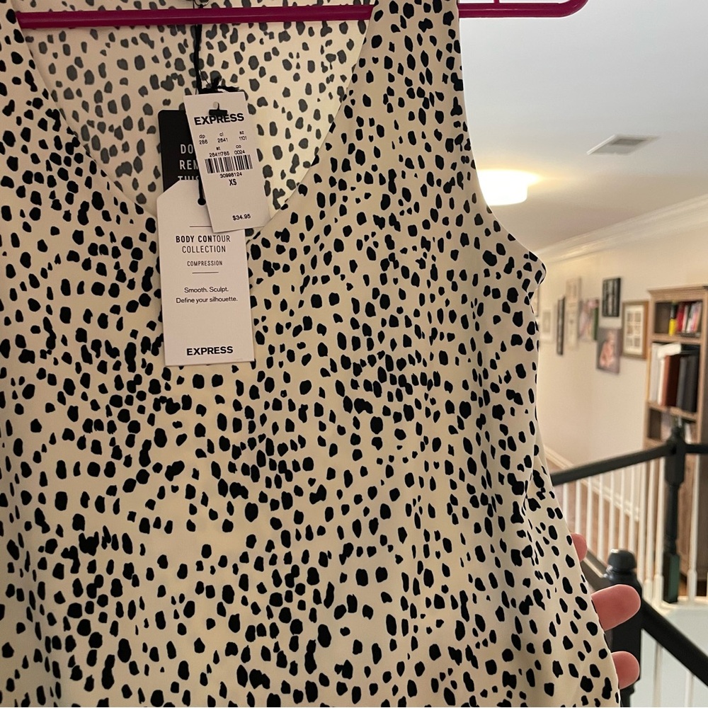 NWT Express Cream and White Sleeveless Fitted Bodysuit - Picture 6 of 6